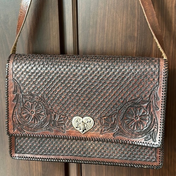 🤎Vintage~Handmade Leather Bag with Heart Clasp Closure - Picture 2 of 14